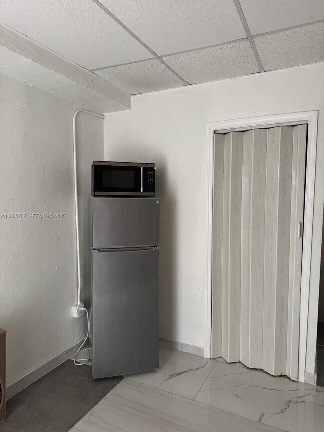 Foto del edificio - 861 W 32nd St