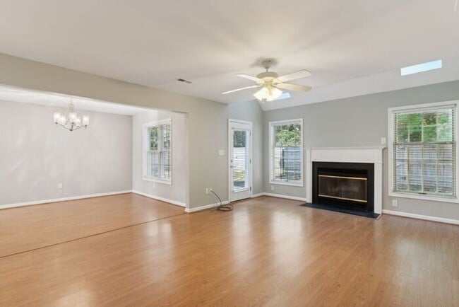 Building Photo - 48030 Mayflower Dr