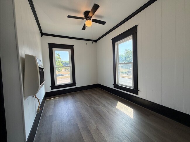 Foto del edificio - 401 E Twin Springs St