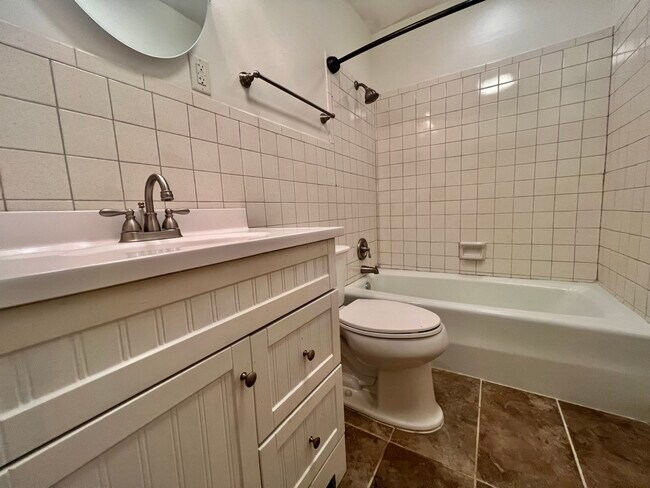 Building Photo - 2123 Fenwood Dr