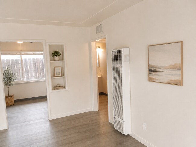 Foto del edificio - 2044-2046 Mayfair Dr W