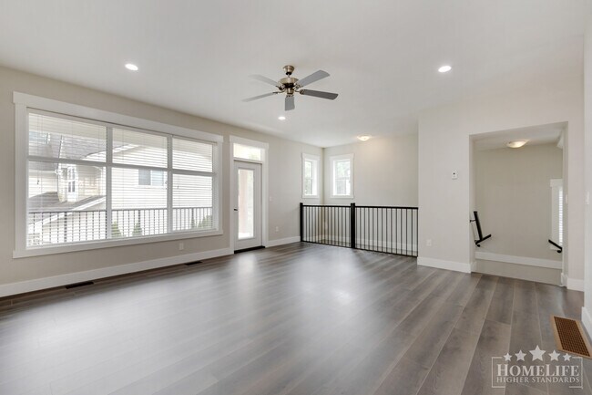 Photo du bâtiment - Spacious & Modern 3 Bedroom, 3 Bathroom Townhouse for Rent in Harrison Hot Springs