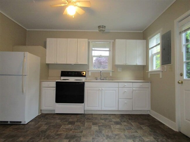 Building Photo - 3305 Tarabochia St