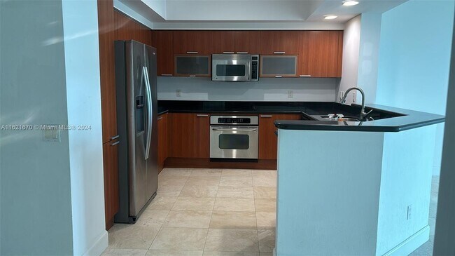 Foto del edificio - 14951 Royal Oaks Ln
