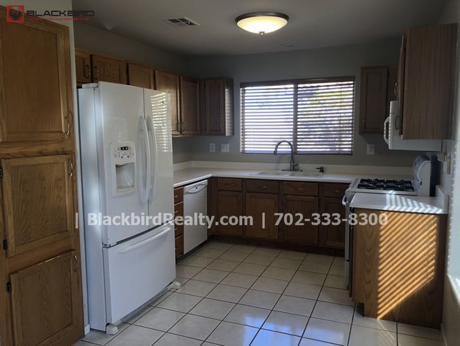 Building Photo - Four Bedroom Two Story House with RV Parking