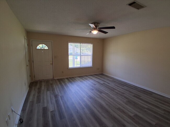 Building Photo - 2 Bedroom 2 Bathroom Duplex in Valdosta, GA