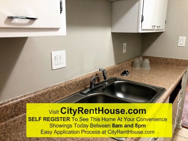 Building Photo - Private yard in Townhome community
