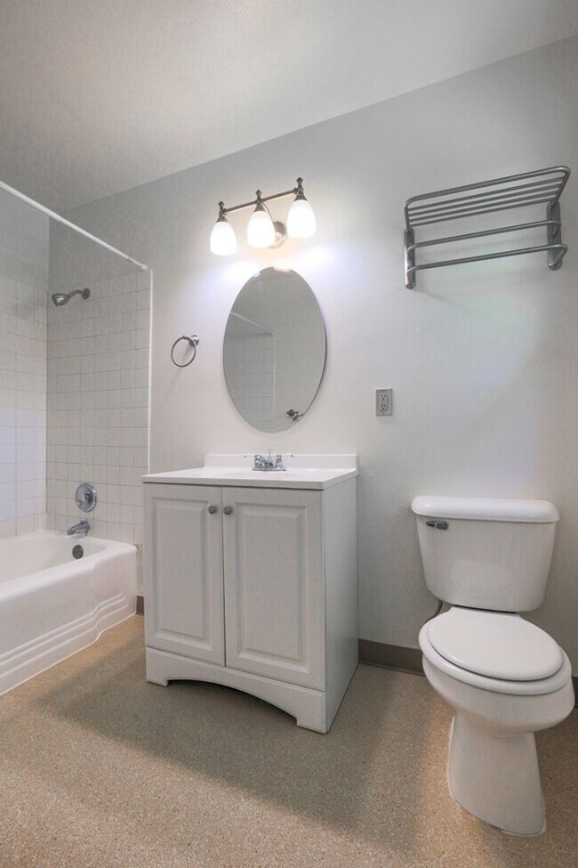 Building Photo - Timeless 1 Bedroom Mid-Century Townhouse!