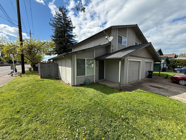 Photo - Updated 2 bedroom 1.5 bathroom duplex! House