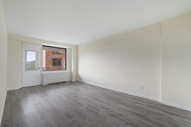 Building Photo - 4705 Henry Hudson Pkwy W