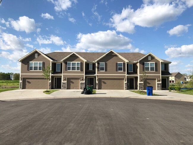 Building Photo - 3 Bed Townhome Grain Valley