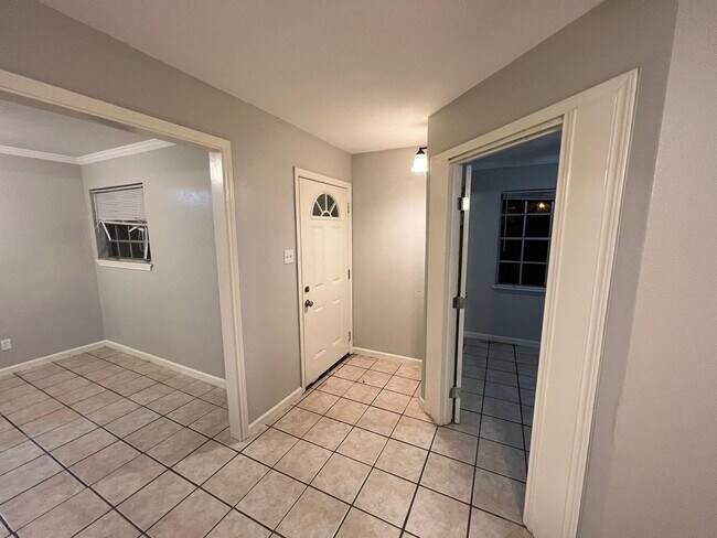 Building Photo - 3757 Hemlock Ln