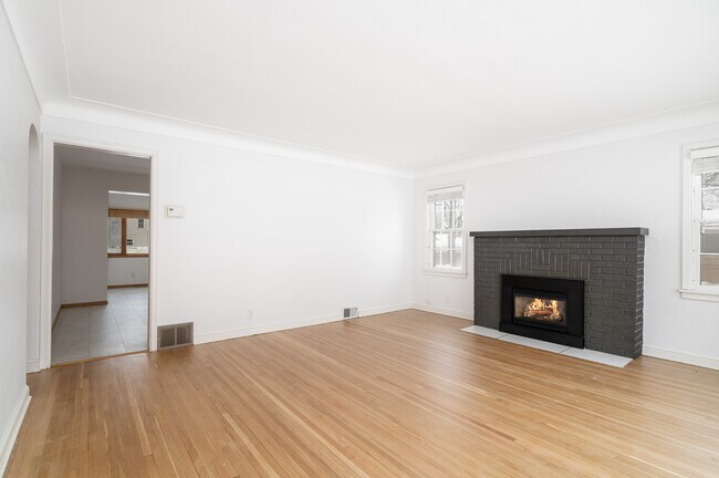 Living room 16'x15' - 3001 McKinley St NE