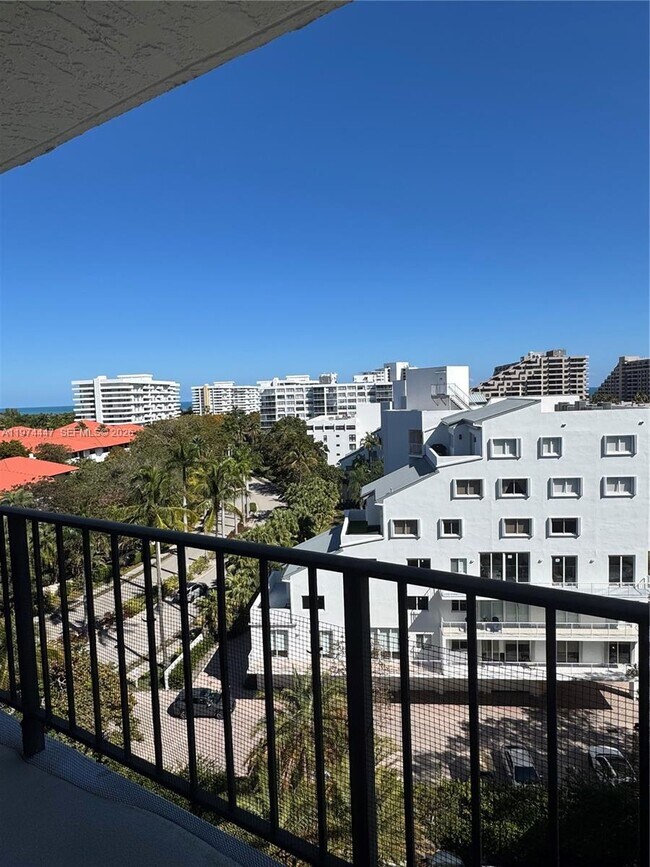 Foto del edificio - 77 Crandon Blvd