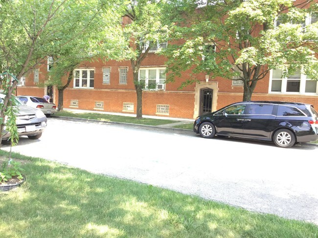 calle encantadora bordeada de árboles - 5207 N Latrobe Ave