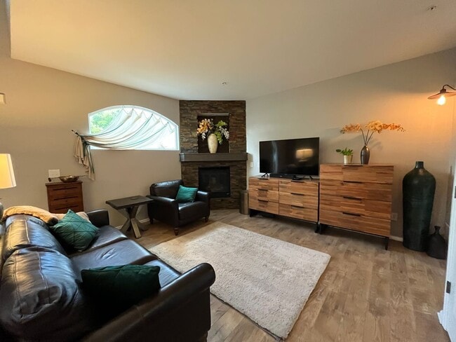 Building Photo - Fantastic Townhome in Loveland