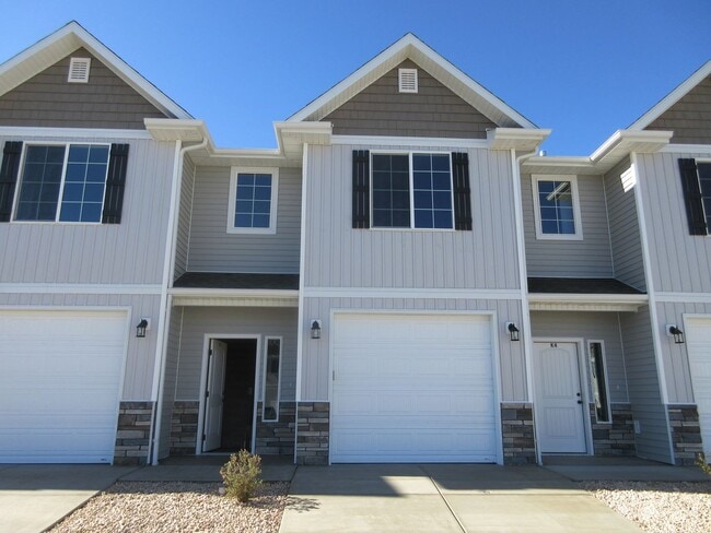 Building Photo - 3 bedroom, 2.5 bath - Newer town home livi...
