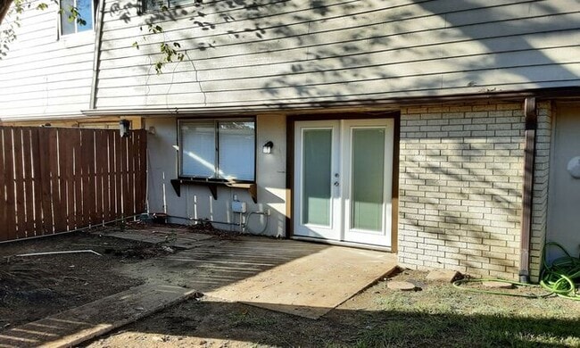 Building Photo - 2704 Golfing Green Dr