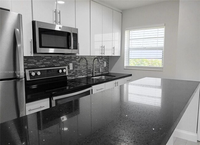 Building Photo - 4109 N Ocean Dr