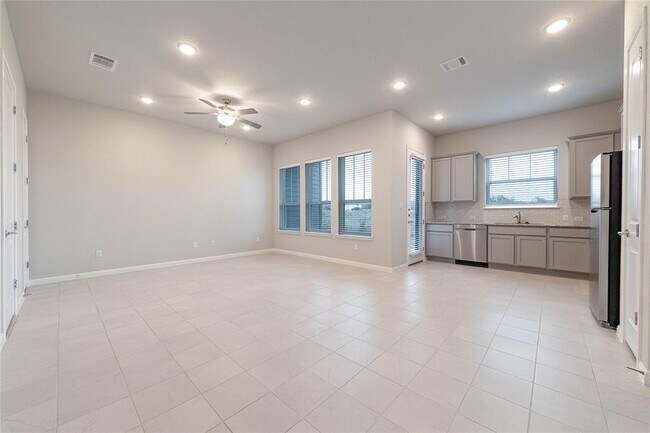 Building Photo - 1015 Vista View Dr