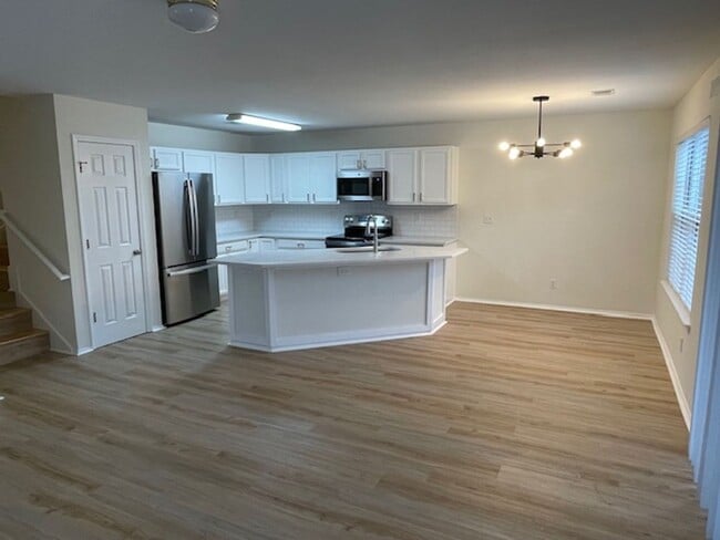 Foto del edificio - Four Bedroom Town Home with Two Car Garage in University Park-Renovated! Half Off First Month For...