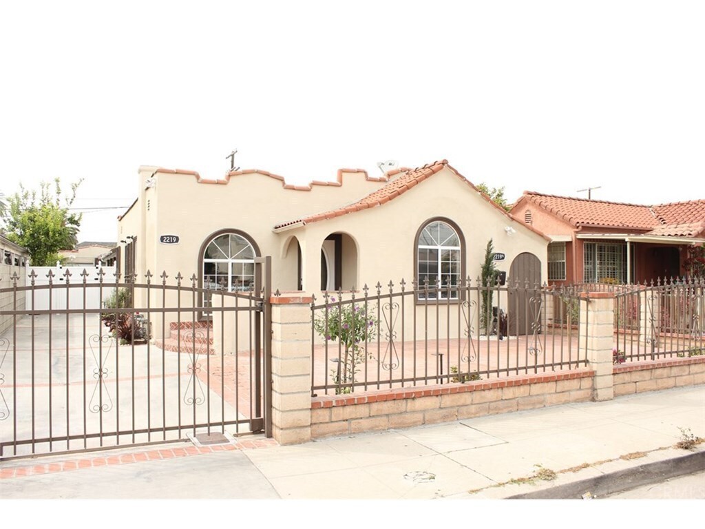 Primary Photo - 2219 S Redondo Blvd