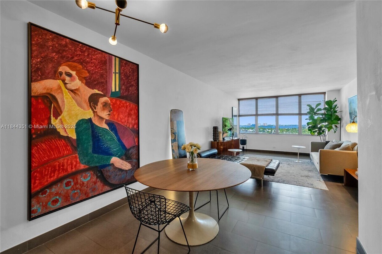 Foto principal - 7441 Wayne Ave