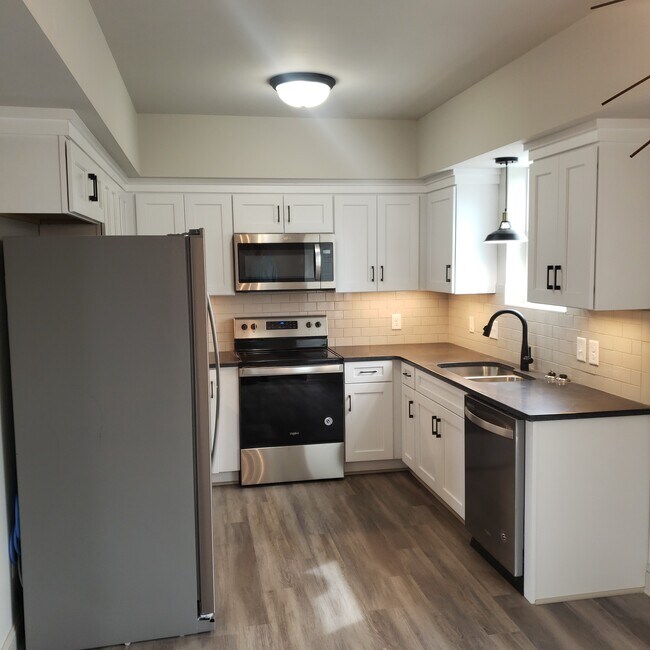 Building Photo - 481 e main st