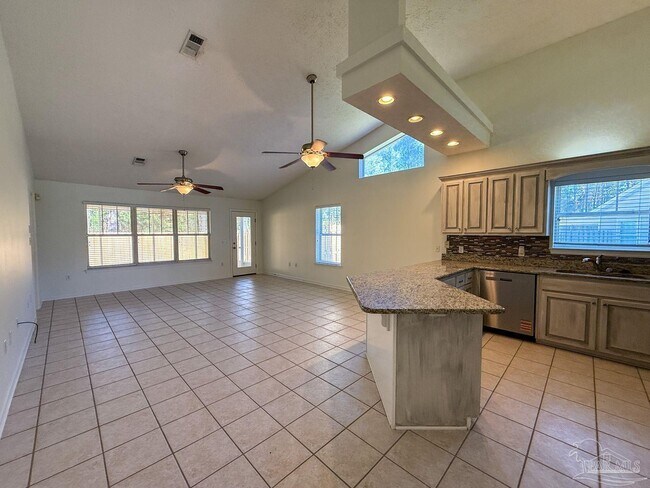 Foto del edificio - 1341 Tiger Lake Dr