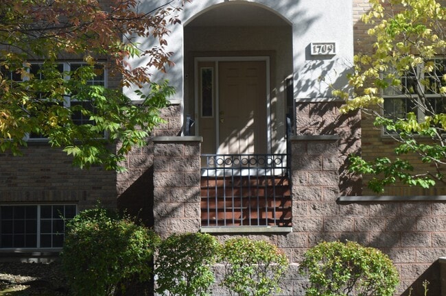 Building Photo - 1709 Carns Dr