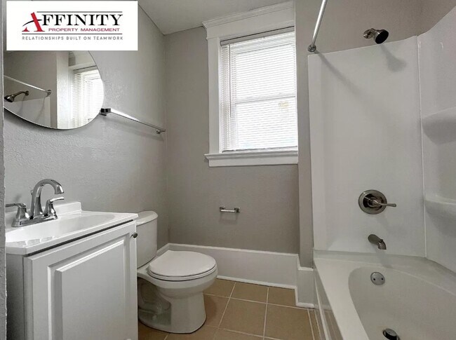 Full Bath - 2512 E 11th St