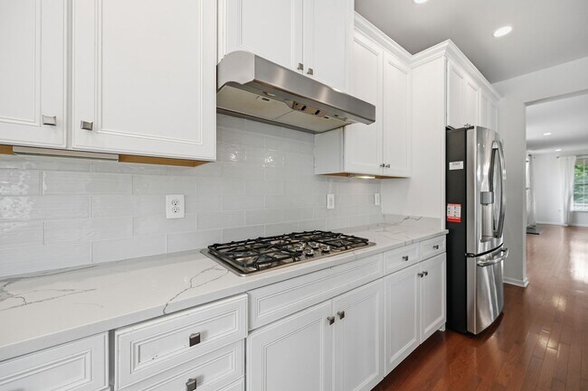 Foto del edificio - Spacious 4-Bedroom, Gourmet Kitchen & Finished Basement