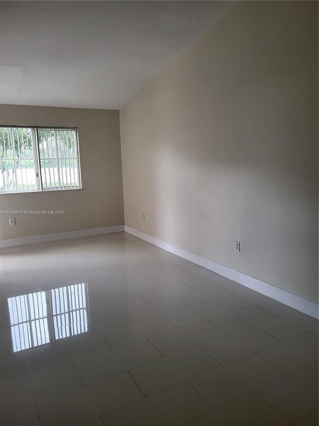 Building Photo - 1250 SE 28th Ct