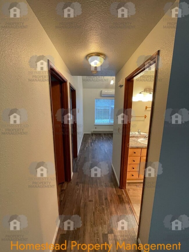 Building Photo - HARD TO FIND 4 BEDROOM!