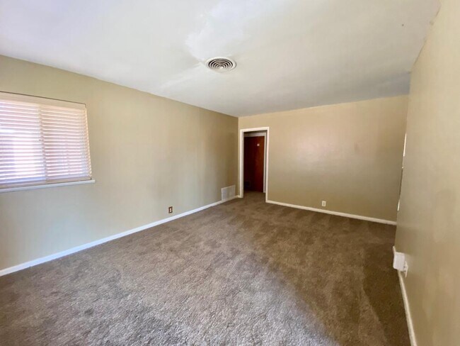 Building Photo - 4911 Lake Park Dr