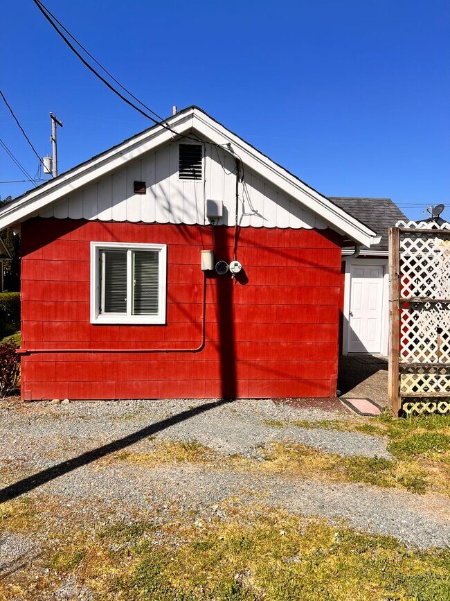 675685 Elrod Ave Unit 685 Elrod, Coos Bay, OR 97420 Room for Rent in