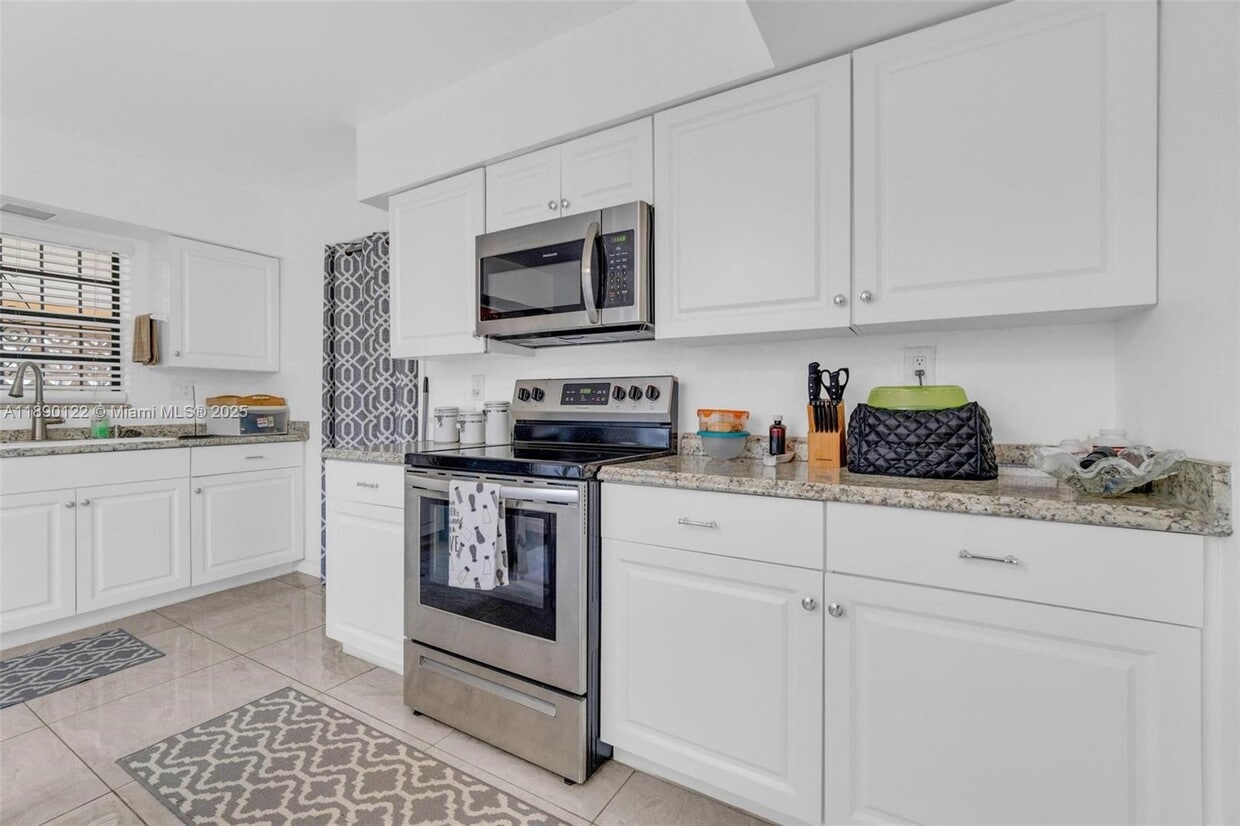 Foto principal - 2860 NW 184th St