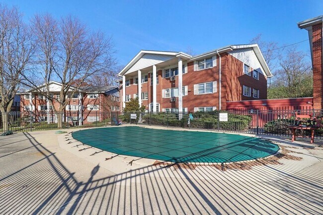 Building Photo - 225 Country Club Dr