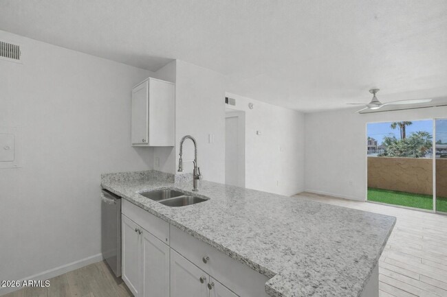 Foto del edificio - 8055 E Thomas Rd