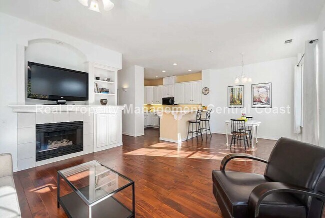 Foto del edificio - AVAILABLE SEPTEMBER - Spacious Villa Rosa ...