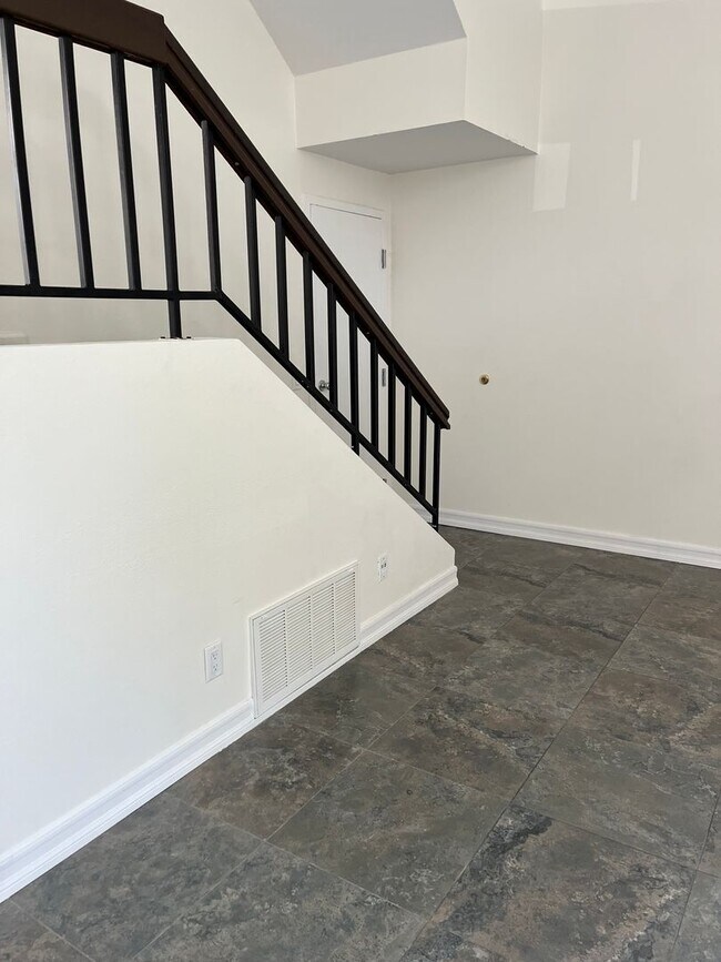 Building Photo - Large Eucalyptus Ridge 2 Bed/2.5 Bathroom ...