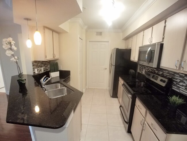 Building Photo - Gorgeous 2/2 condo for rent next to Waterford Lakes Town Center and UCF.