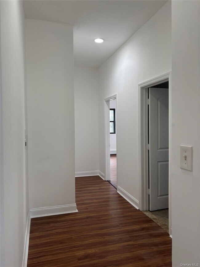 Foto del edificio - 77-19A Parsons Blvd