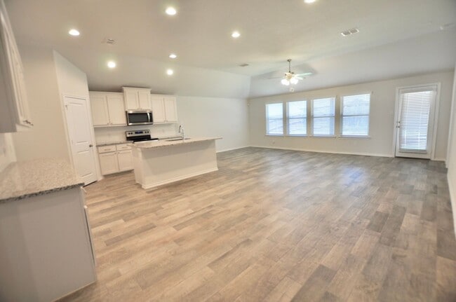 Foto del edificio - FOR LEASE! Super Nice 4 BR - 2 BA Brick Ho...