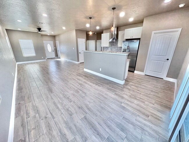 Building Photo - 1040 E Glorietta Dr