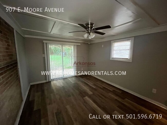 Foto del edificio - 907 E Moore Ave