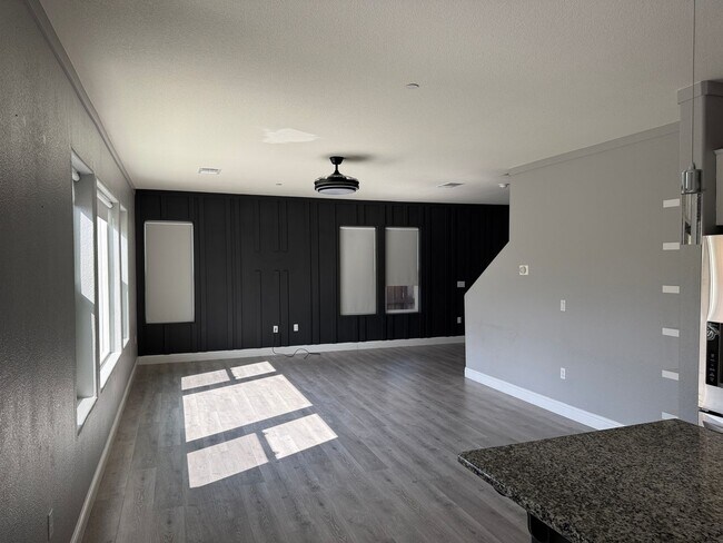 Foto del edificio - NOW AVAILABLE!! BEAUTIFUL HOME IN GATED COMMUNITY OF PATTERSON