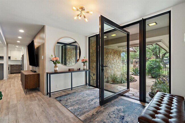 Building Photo - 113 Comet