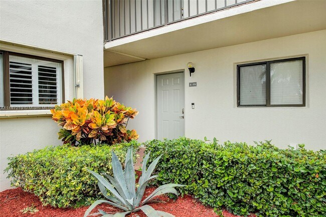 Building Photo - 15450 Pembridge Ave