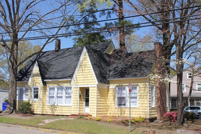Building Photo - Beautiful 2 Bedroom home one block from ECU!